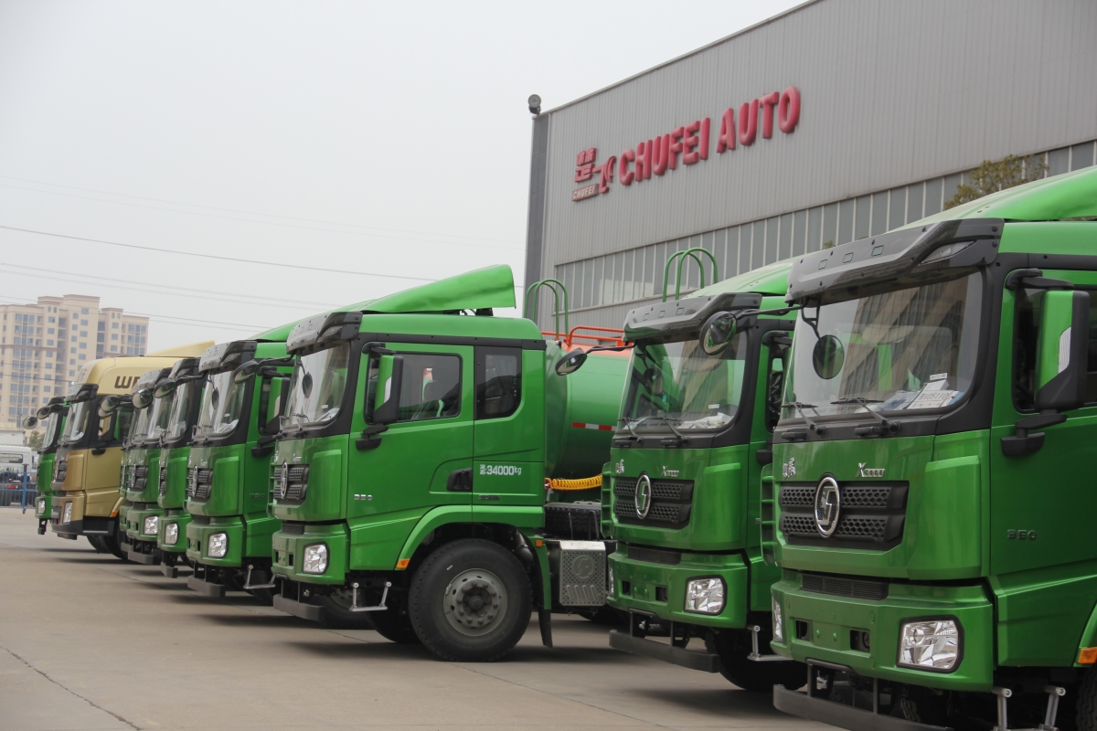 新年新氣象，2018年首批批量訂單30臺(tái)新型泥漿半掛運(yùn)輸車(chē)